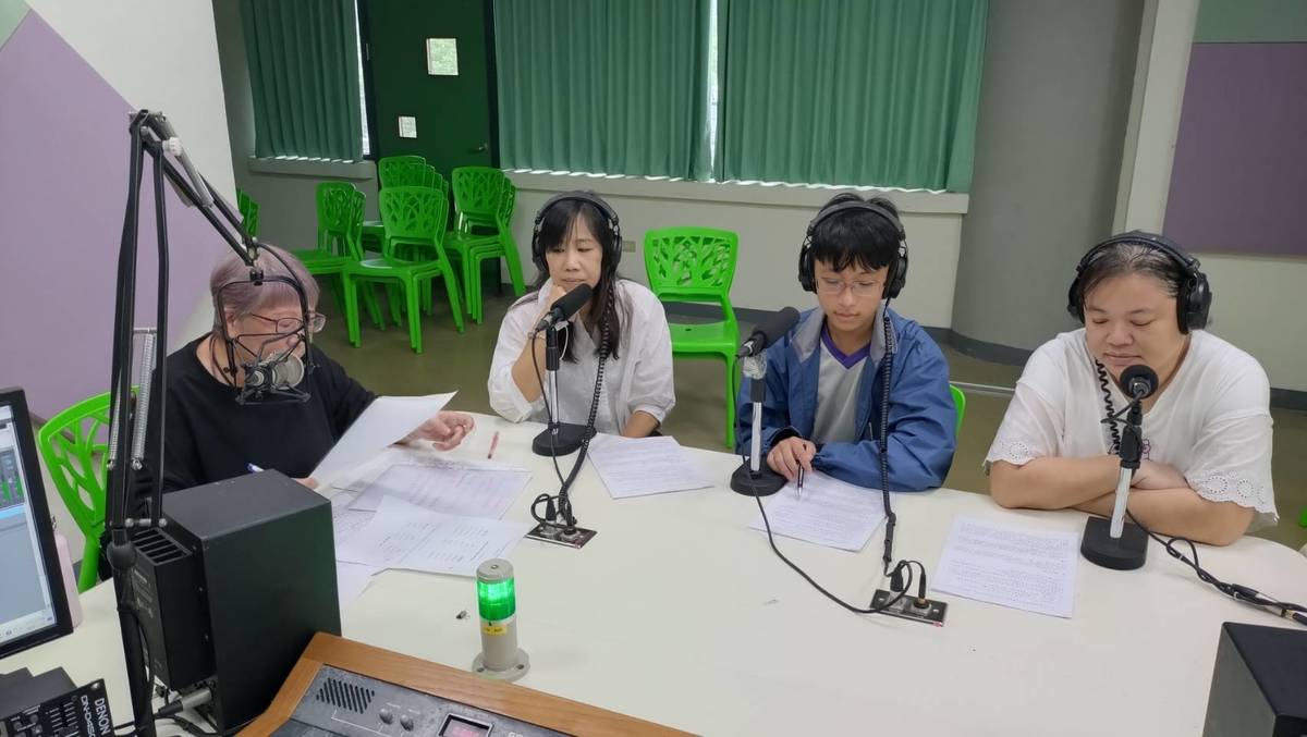 1141205台南教育新風貌節目，建興國中楊孟勳組長、黃千芬老師、黃堃捷同學接受呂郁靜校長訪問，談全國科展化學組比賽心得