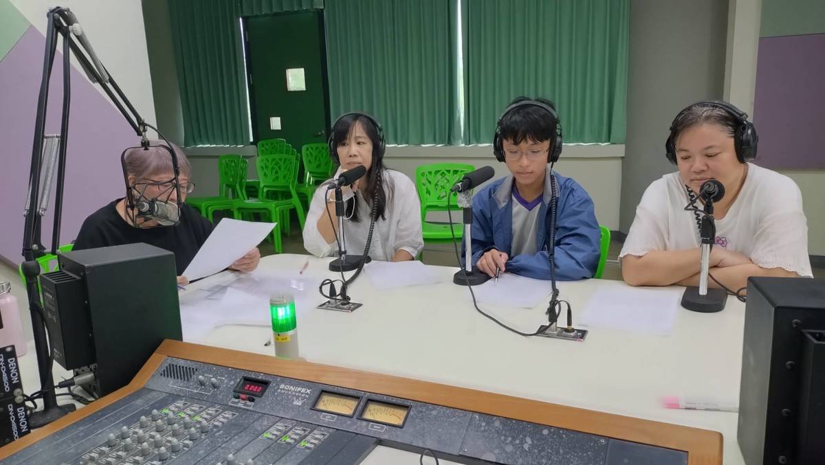 1141205台南教育新風貌節目，建興國中楊孟勳組長、黃千芬老師、黃堃捷同學接受呂郁靜校長訪問，談全國科展化學組比賽心得