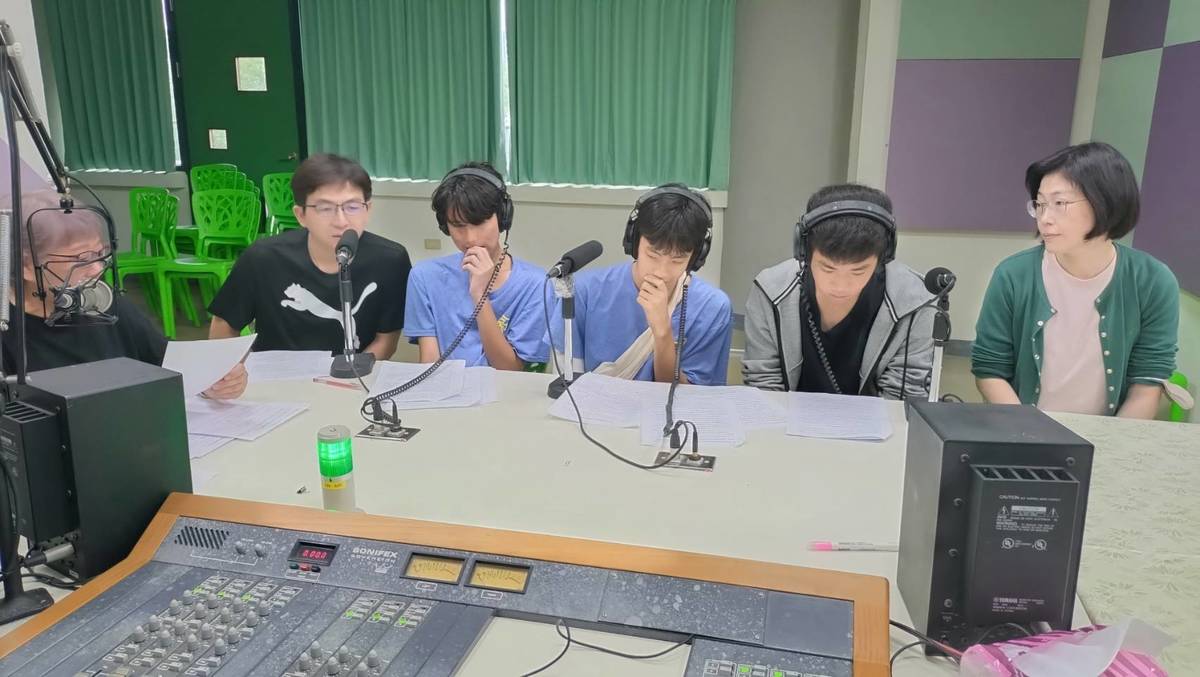 1141205台南教育新風貌節目，呂郁靜校長訪問長榮中學卓猛輝老師、黃怡倩老師、李品澔、謝允斌、孫榆恩三位同學，談生物科展參賽心得