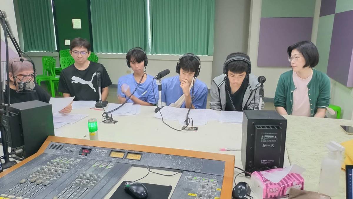 1141205台南教育新風貌節目，呂郁靜校長訪問長榮中學卓猛輝老師、黃怡倩老師、李品澔、謝允斌、孫榆恩三位同學，談生物科展參賽心得