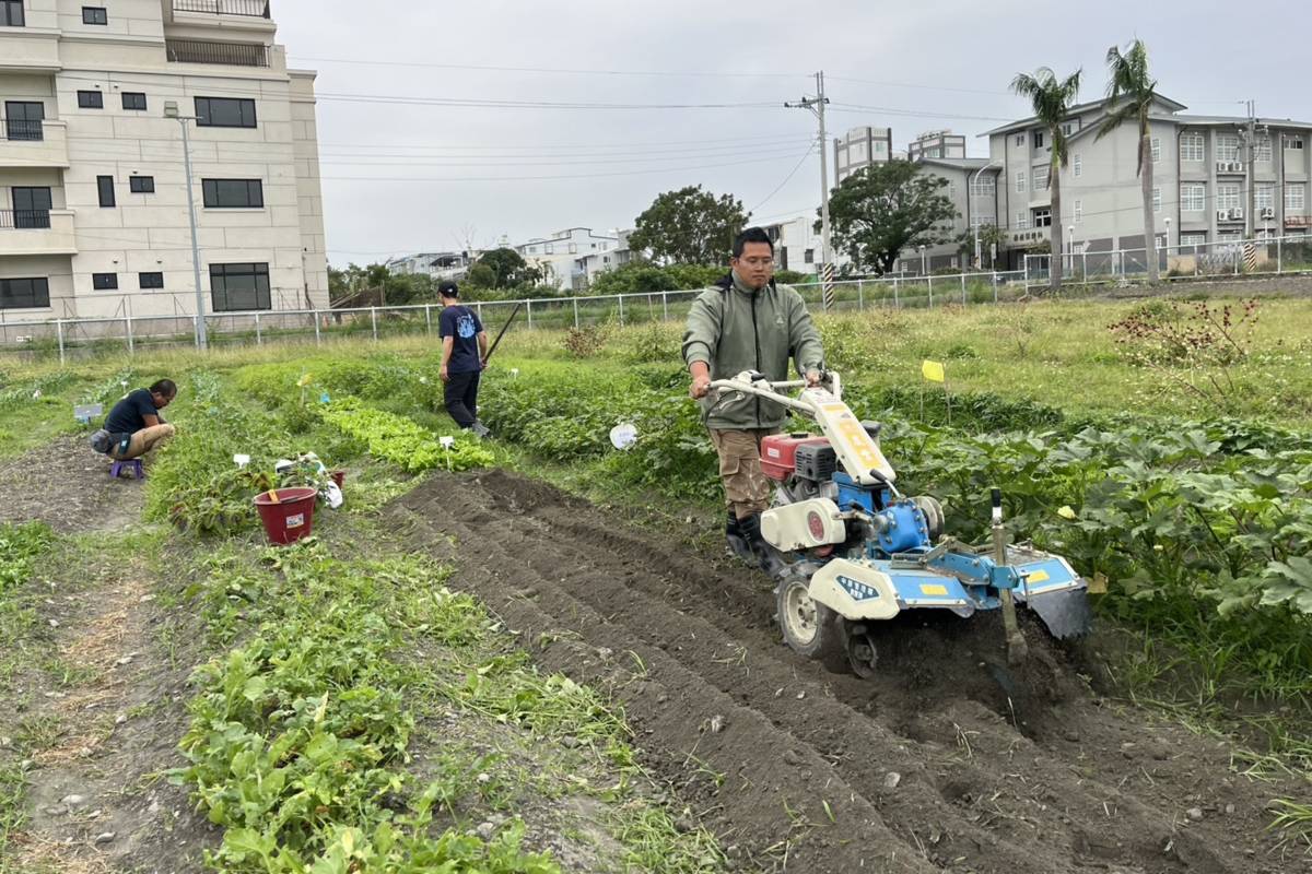 即使天氣變冷，同學們還是很主動的到菜園裡澆水、施肥，為成果展做最後的準備。