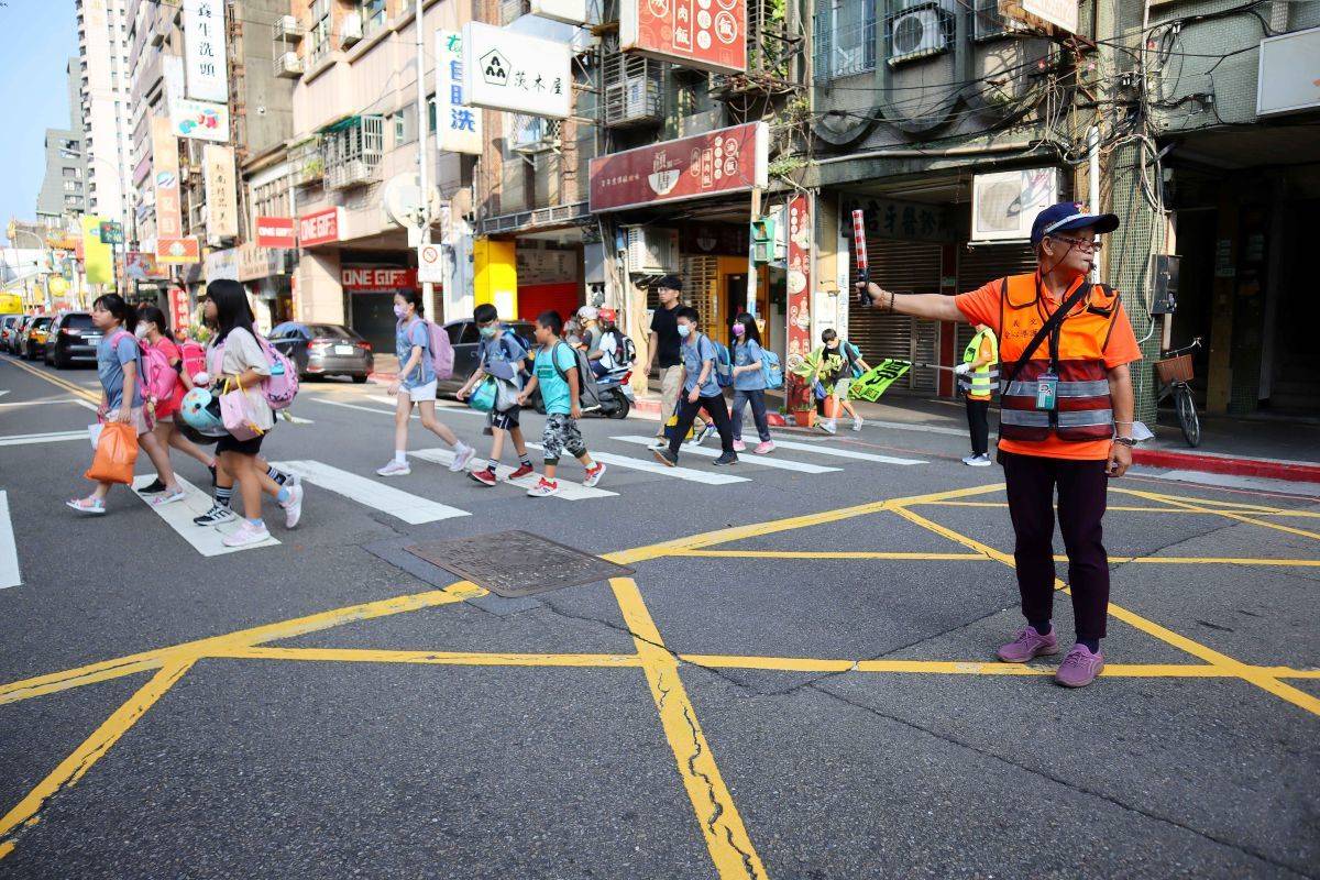 北市松山國小導護志工孫碧玉女士服務超過30年，守護小朋友上放學的安全