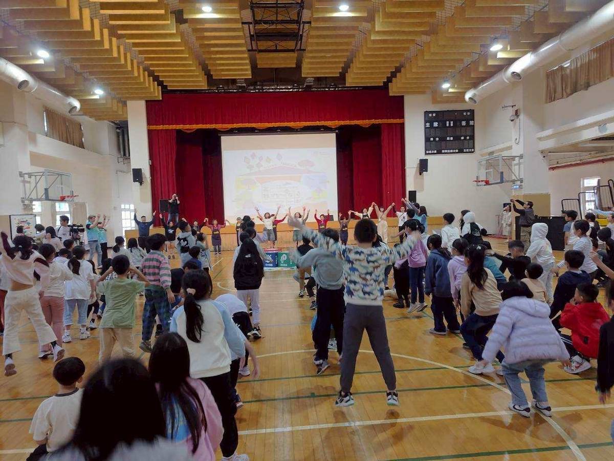 親師生合唱充滿快樂家園景象的「這口陂塘」客語歌