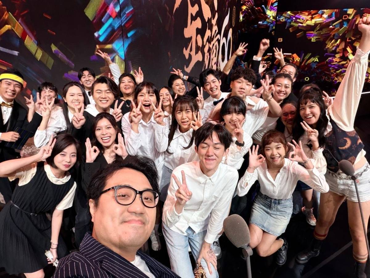 製作人黃鴻儒跟製作團隊在典禮舞台上開心自拍！