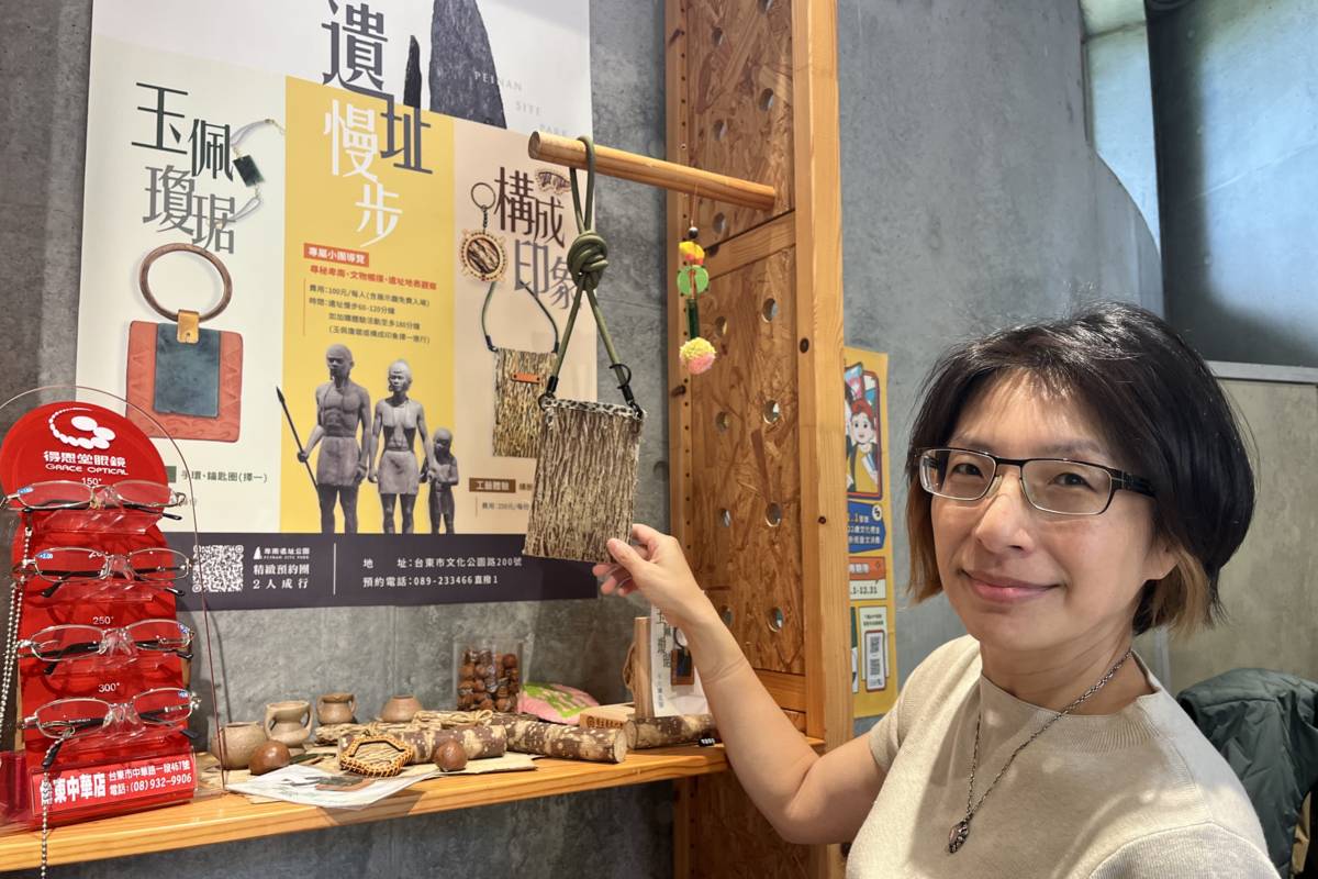 國立臺灣史前文化博物館遺址發展組組長高筱慧表示，「遺址漫步」的行程，民眾可以體驗製做樹皮手機袋。