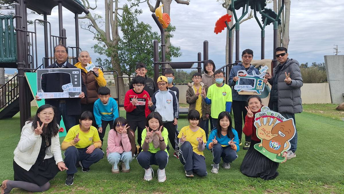 113學年度健康促進學校輔導計畫校園健康主播評選-第二名-苗栗縣溪洲國民小學-校園健康主播殺青照

苗栗縣溪洲國民小學以作品《光生活就很忙了》，在 113 學年度「健康促進學校輔導計畫」，校園健康主播評選，獲得全國第二名。溪洲國小重視「好體力、好學歷、好品格」的健康願景，並將校園特色——賣菜車——巧妙融入教學。賣菜車進校園，結合英語等多元課程，不僅讓孩子學得有趣，也讓蔬果成為每天的健康選擇。學校同時透過獎勵制度，引導學生累積健康量能，從跳繩、喝水到潔牙，陪伴孩子把好習慣落實在生活中，打造真正「光生活就很忙了」的健康學習日常。

採訪：苗栗縣溪洲國民小學張茂富校長、許文享主任、羅雅玲護理師、五年甲班謝允翔、陳韋廷、張愛佳、林佳柔、張芝榕同學、六年甲班陳煒中、謝采臻同學
