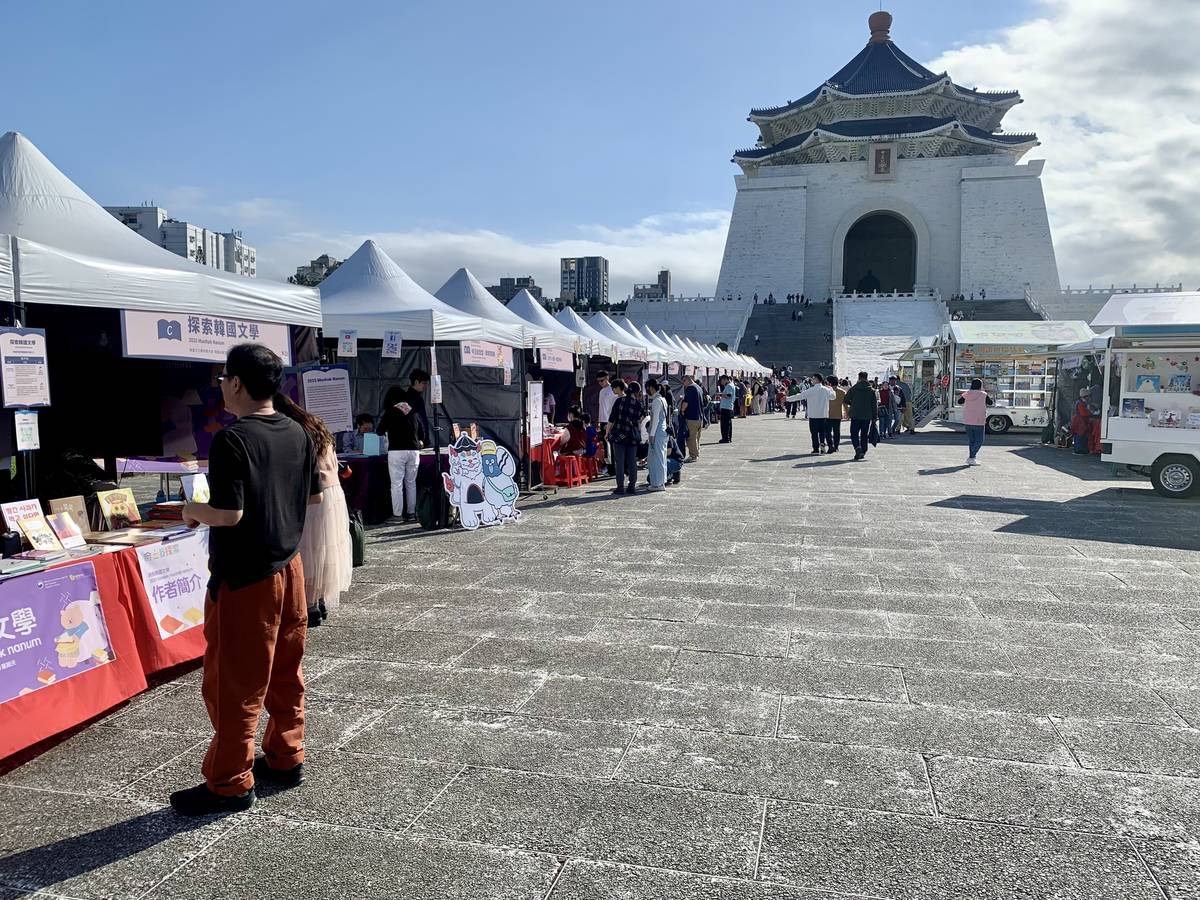 一年一度的「臺灣閱讀節」盛會——歡樂閱讀嘉年華，今（6日）明（7日）兩天在中正紀念堂園區熱鬧登場 (記者攝)