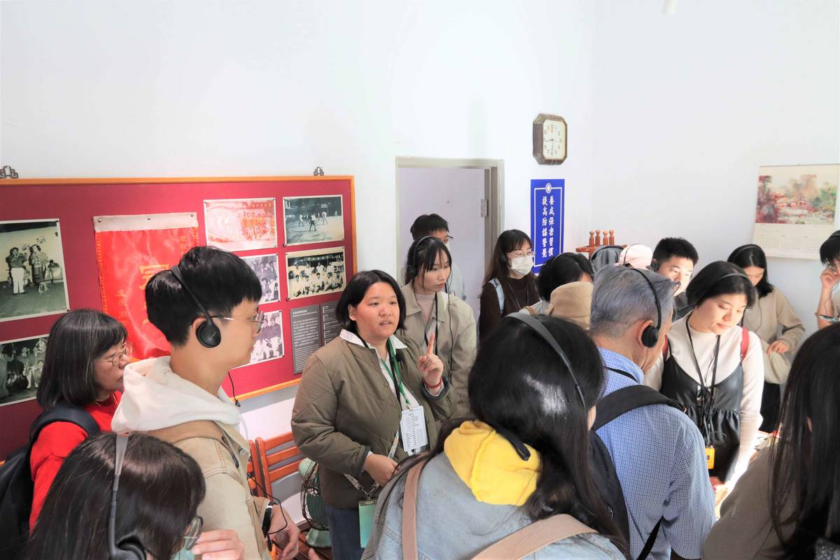 輔導長室透過展示獄中政治受難者康樂隊、羽球比賽照片、出獄誓書、信件內容查核等文件，還原當時所方進行收容人監控及思想規訓的工作 (人權館提供)