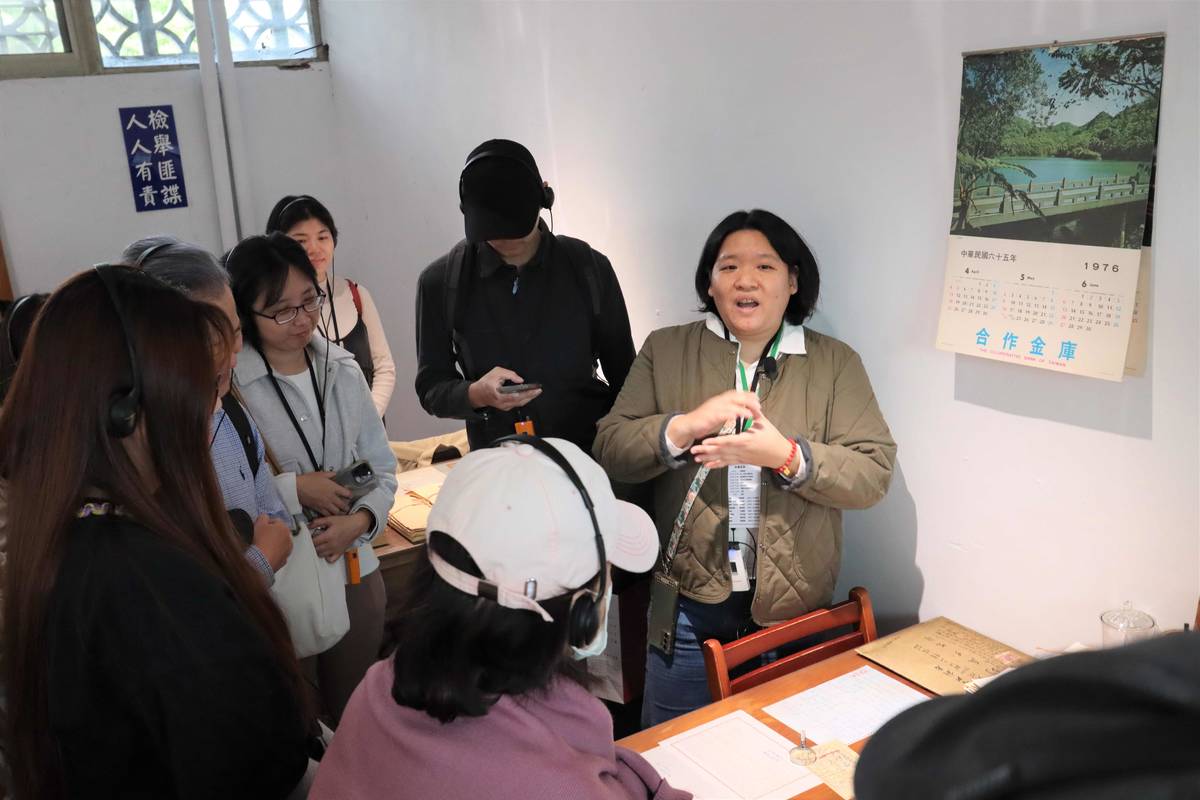 導覽員介紹收發室，提到政治受難者陳中統前輩的家屬送來一條黃魚，而被看守所在陳前輩給家人的信件中蓋上「請勿投寄易腐食物」的藍字章 (人權館提供)