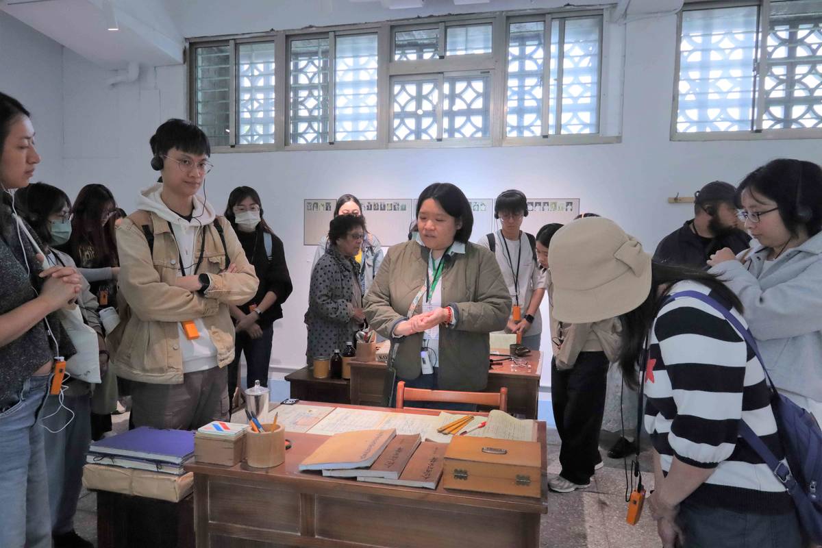 職員辦公室負責出入所登記、公文繕打、攝影、營務等行政工作，展覽透過各式檔案及物件，考證並還原歷史場景 (人權館提供)