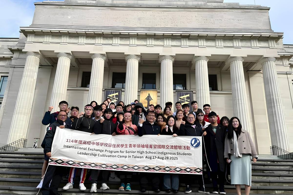 學員至奧克蘭戰爭博物館大合照(照片來源:國教署提供)