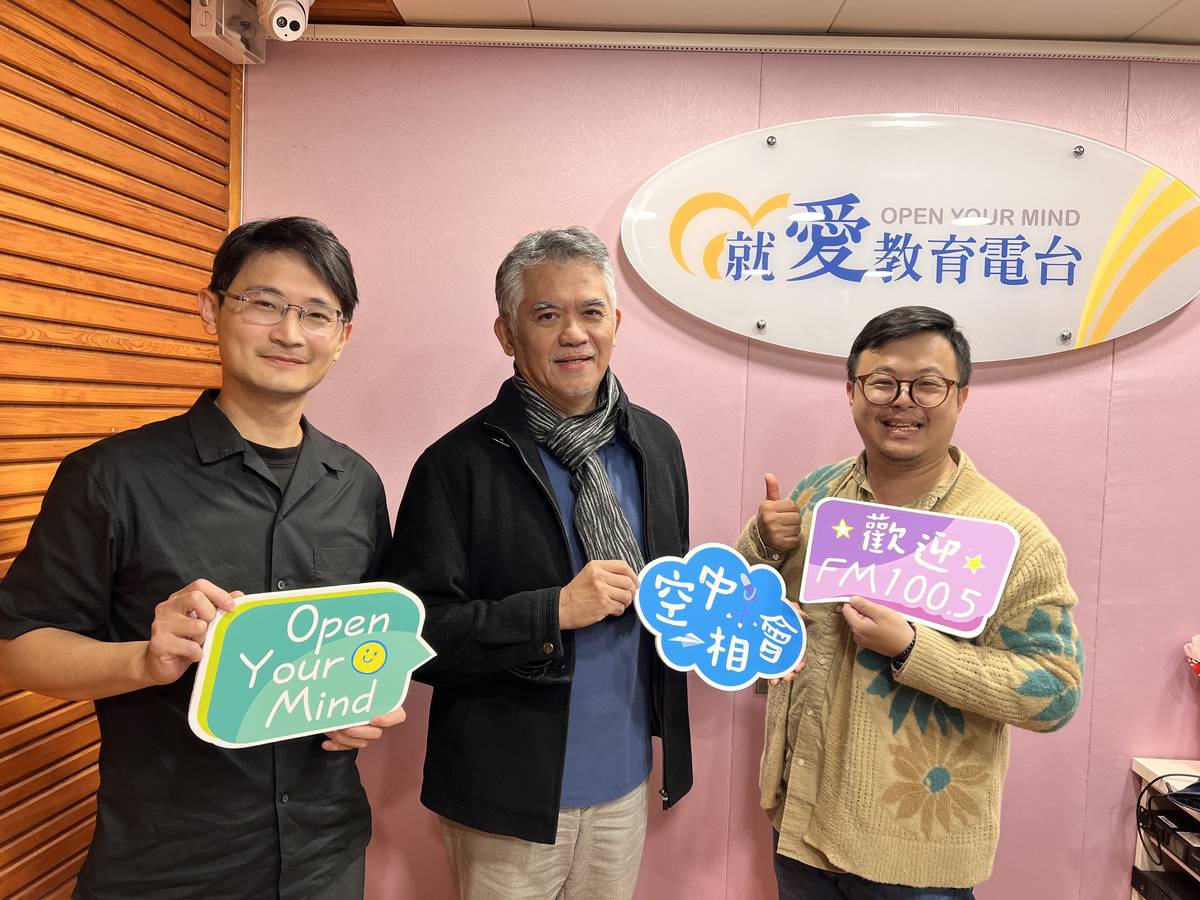 安縵琴社社長柯響峰(中)與副社長蔡亞軒(左)到職想和你聊聊天，分享古琴的展覽與接觸古琴的心得