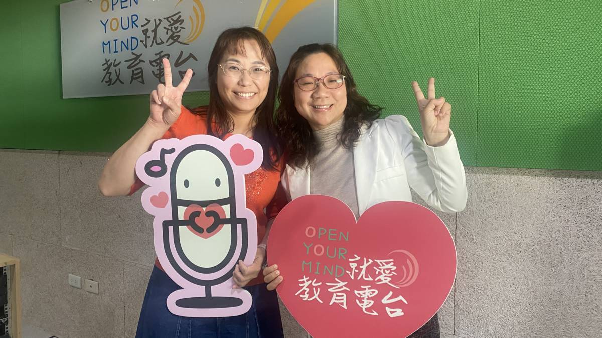 王月鶯老師(右)帶著學生走讀社區挖掘新亮點