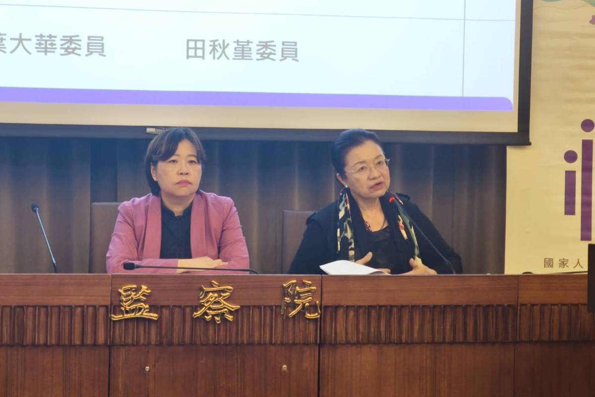 國家人權委員會委員葉大華(左)、田秋堇發布「檢視校園師對生暴力處理機制」專案報告。