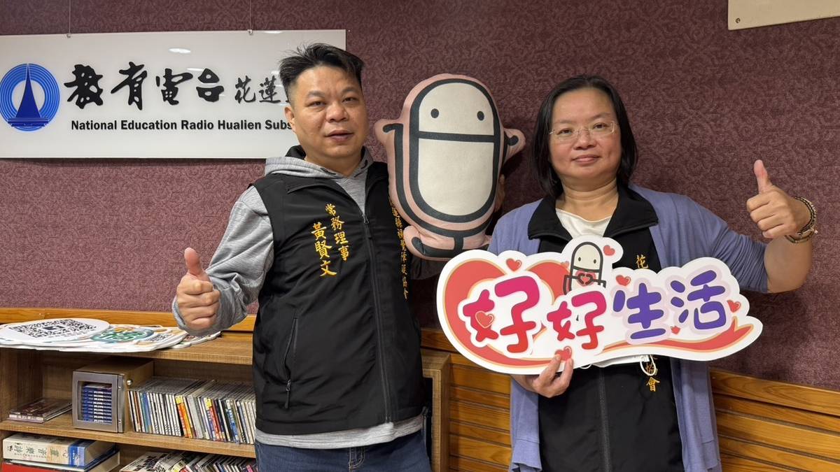 黃賢文(左)與李霙𤦌分享視障者運動與定位訓練。