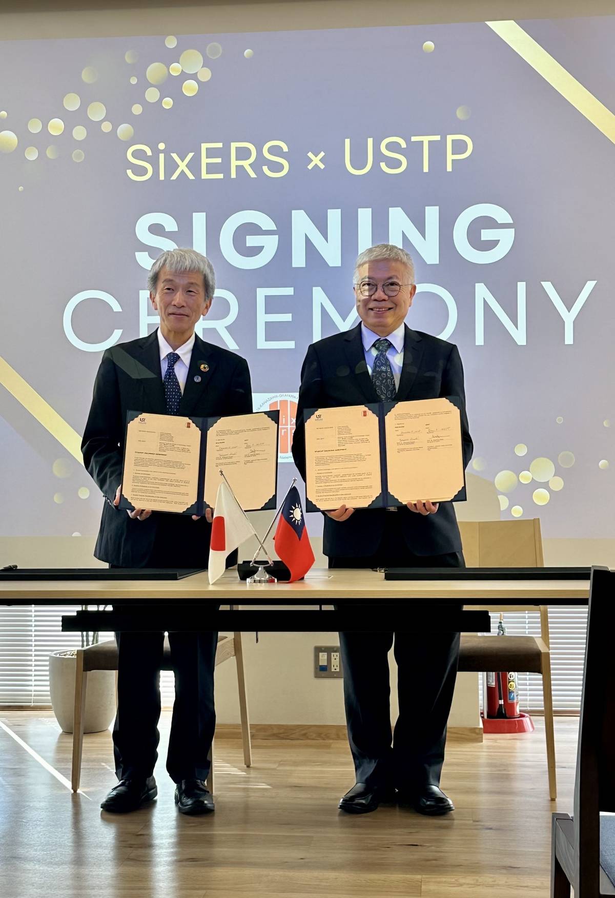 北科大校長王錫福（右）與日本岡山大學副校長鈴木孝義分別代表北聯大、SixERS簽署首份「聯盟學生交換協議」(北科大提供)