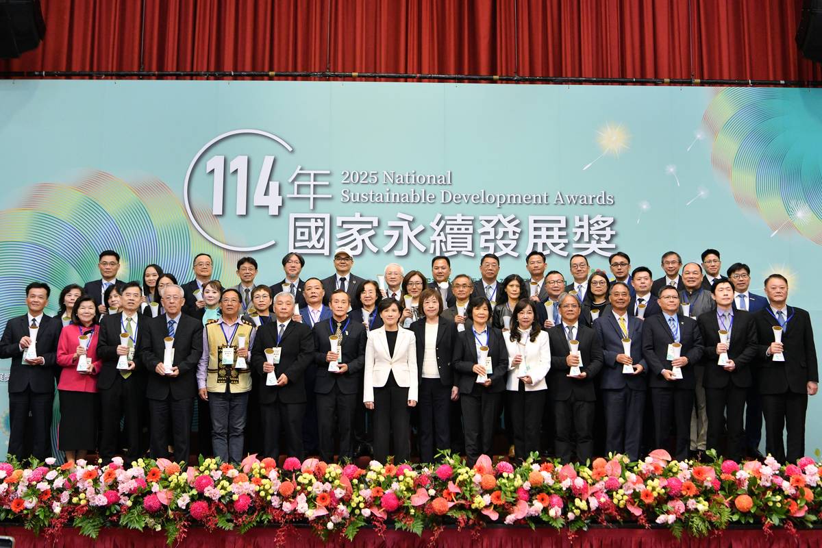 114年國家永續發展獎頒獎典禮合影。(行政院提供)