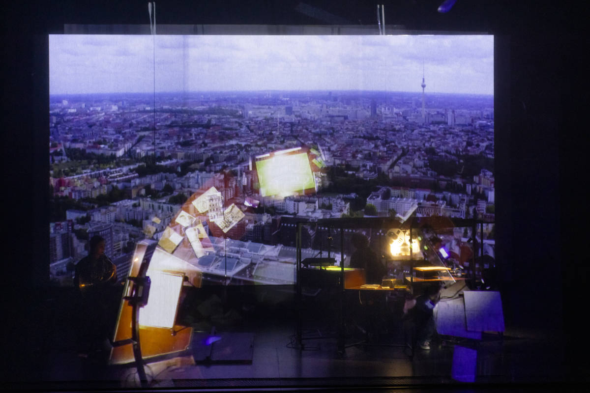 2025 NTT遇見巨人—比利時紀錄劇場 柏林《柏林製造》_《柏林製造》運用舞台上投影的城市景象，探索人與當地環境、歷史及記憶的關係©︎Koen Broos