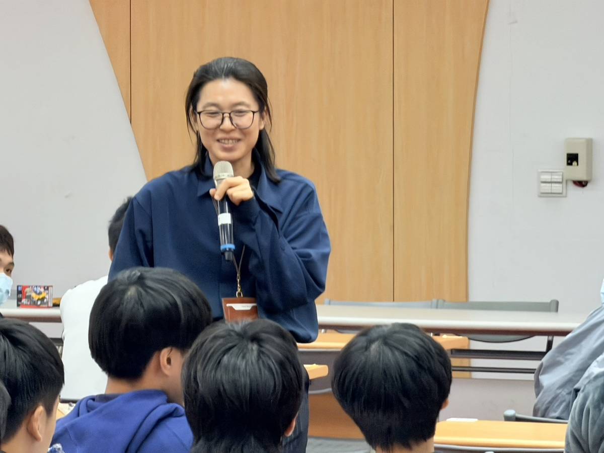 旺宏電子公司招募任用部經理郭沛軒說明半導體廠科技設備維護的核心職能