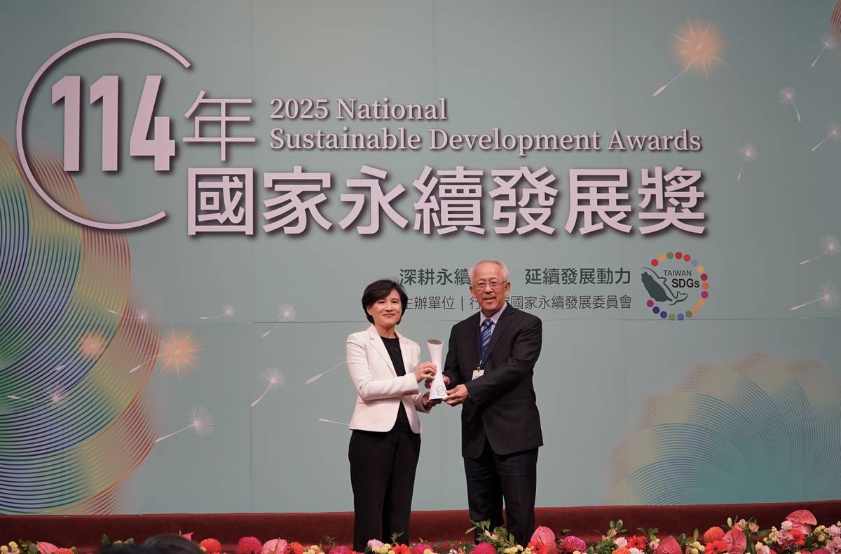 鄭麗君副院長頒發國家永續獎，由陳宏宇主任代表受獎。肯定國科會長期推動氣候變遷調適科研工作，作為國家氣候治理之科研基礎。(國科會提供)