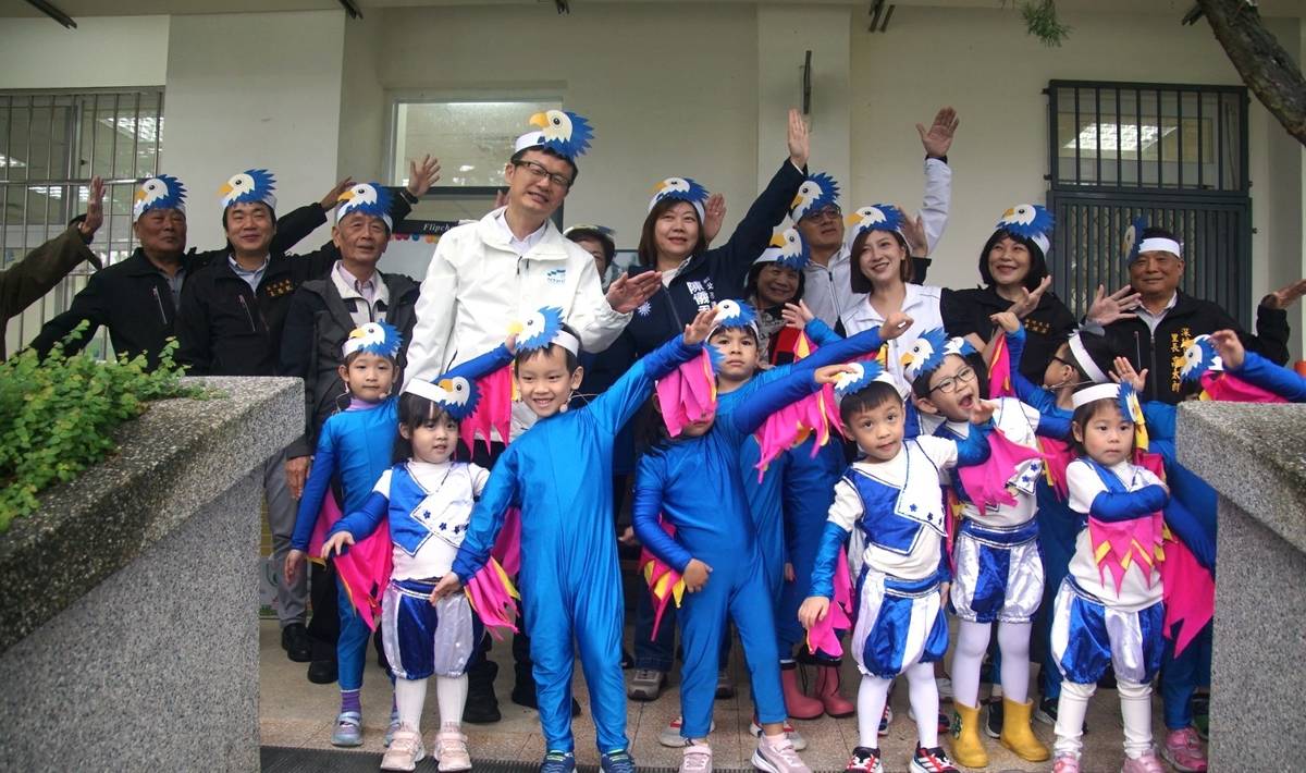 幼生與來賓模仿和平之鷹飛翔