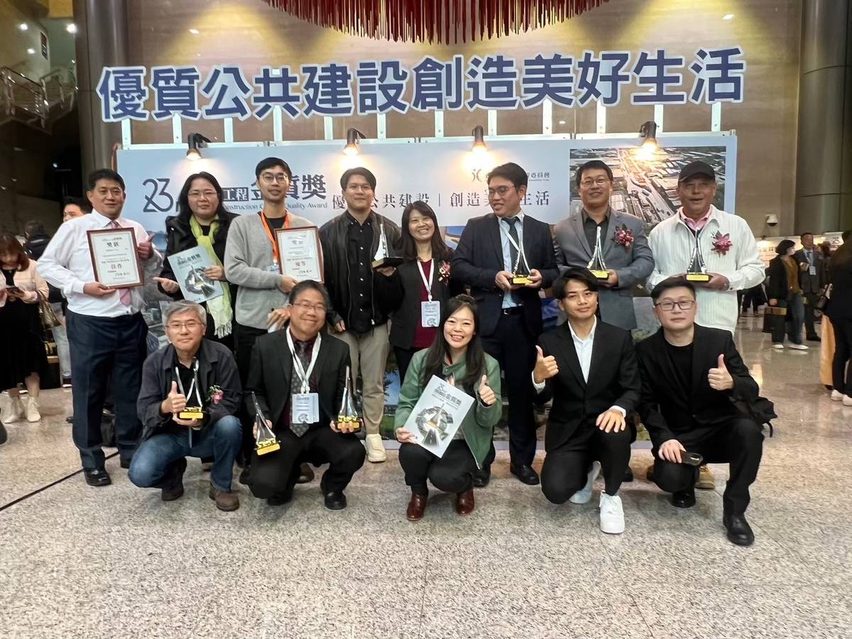 陳翠慧科長（前排中）112年參加行政院公共工程委員會金質獎領獎。（陳翠慧提供）