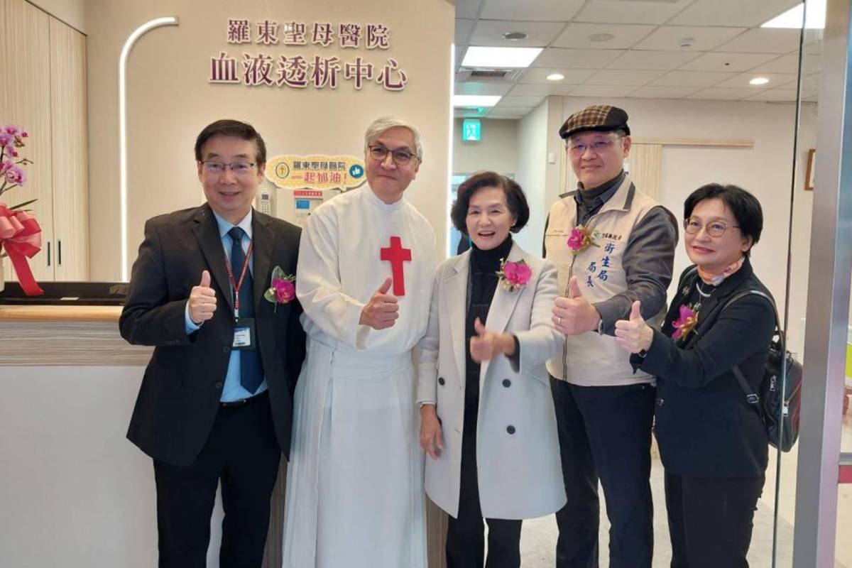 徐迺維局長（右二）於112年南澳鄉血液透析中心開幕時合影。（徐迺維提供）