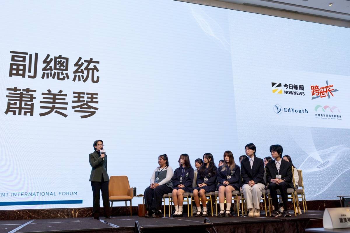 蕭美琴副總統(左)與青年對談。(取自總統府flickr)