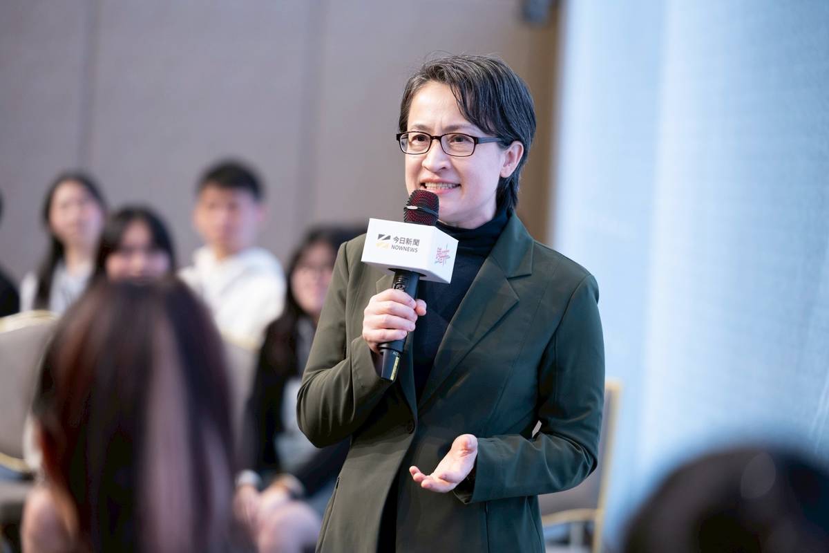 蕭美琴副總統(左)與青年對談。(取自總統府flickr)