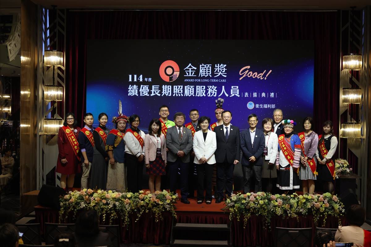 首屆「金顧獎」表揚 26位長照超人獲肯定，行政院副院長鄭麗君(中)出席頒獎。(衛生福利部提供)