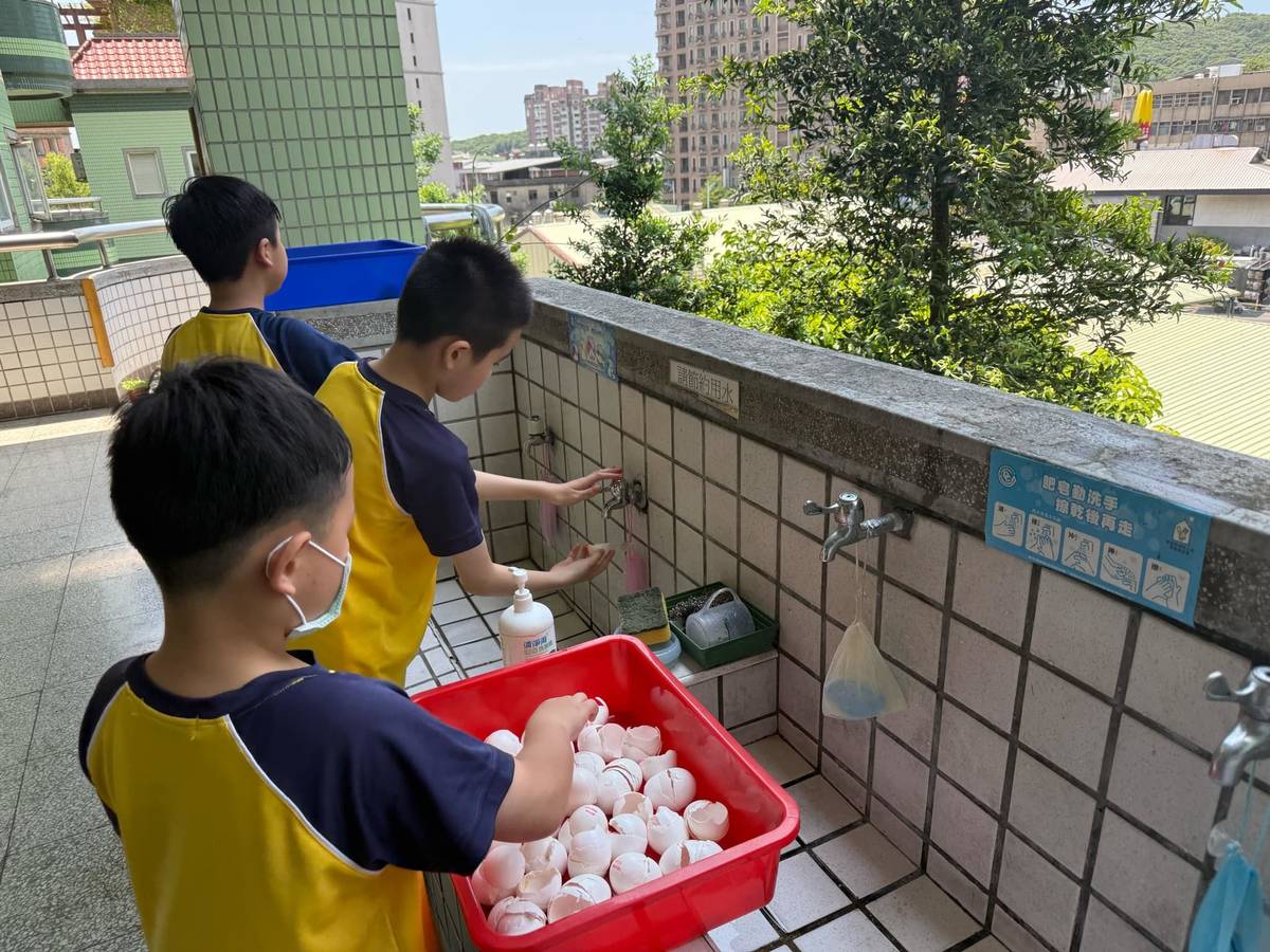 自強國小學生清洗雞蛋殼