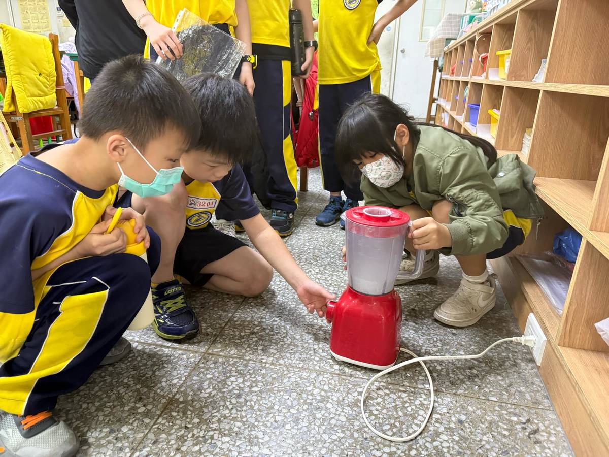 自強國小學生利用攪拌機攪碎蛋殼