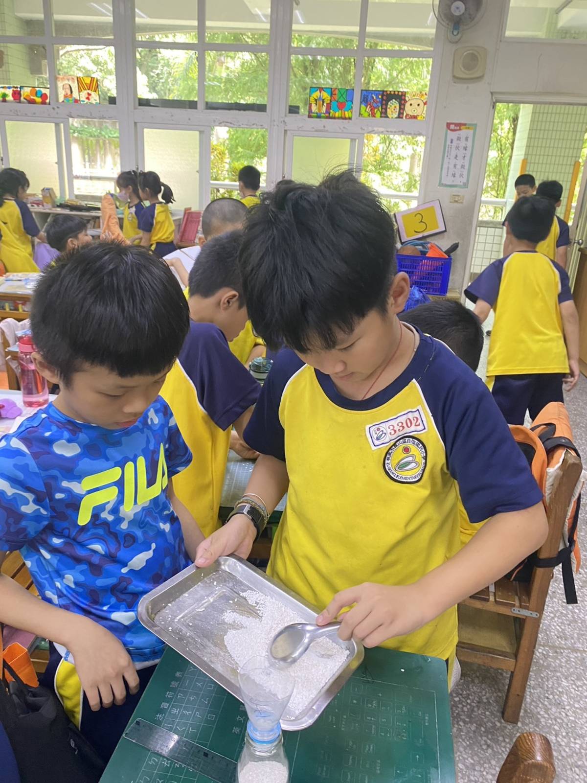 學生蒐集雞蛋殼粉末