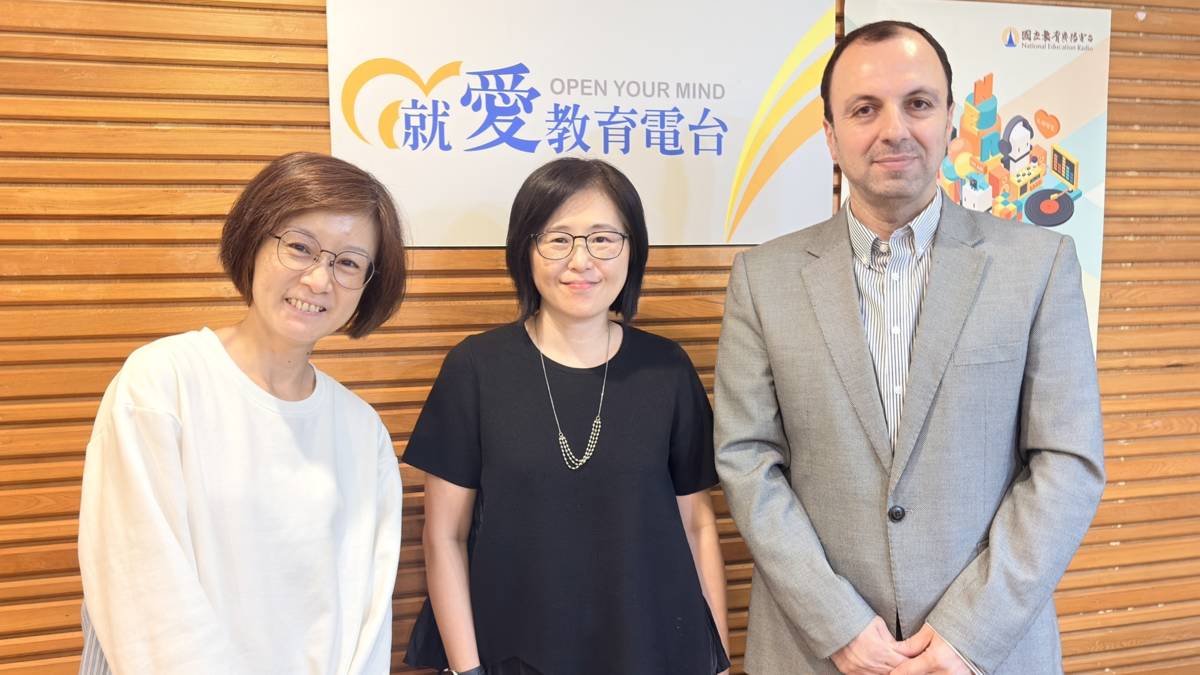 圖說:義守大學國際移動中心主任黃文妮(圖中)與義守大學國際學院副教授貝札德(Behzad Foroughi)(圖右)合照