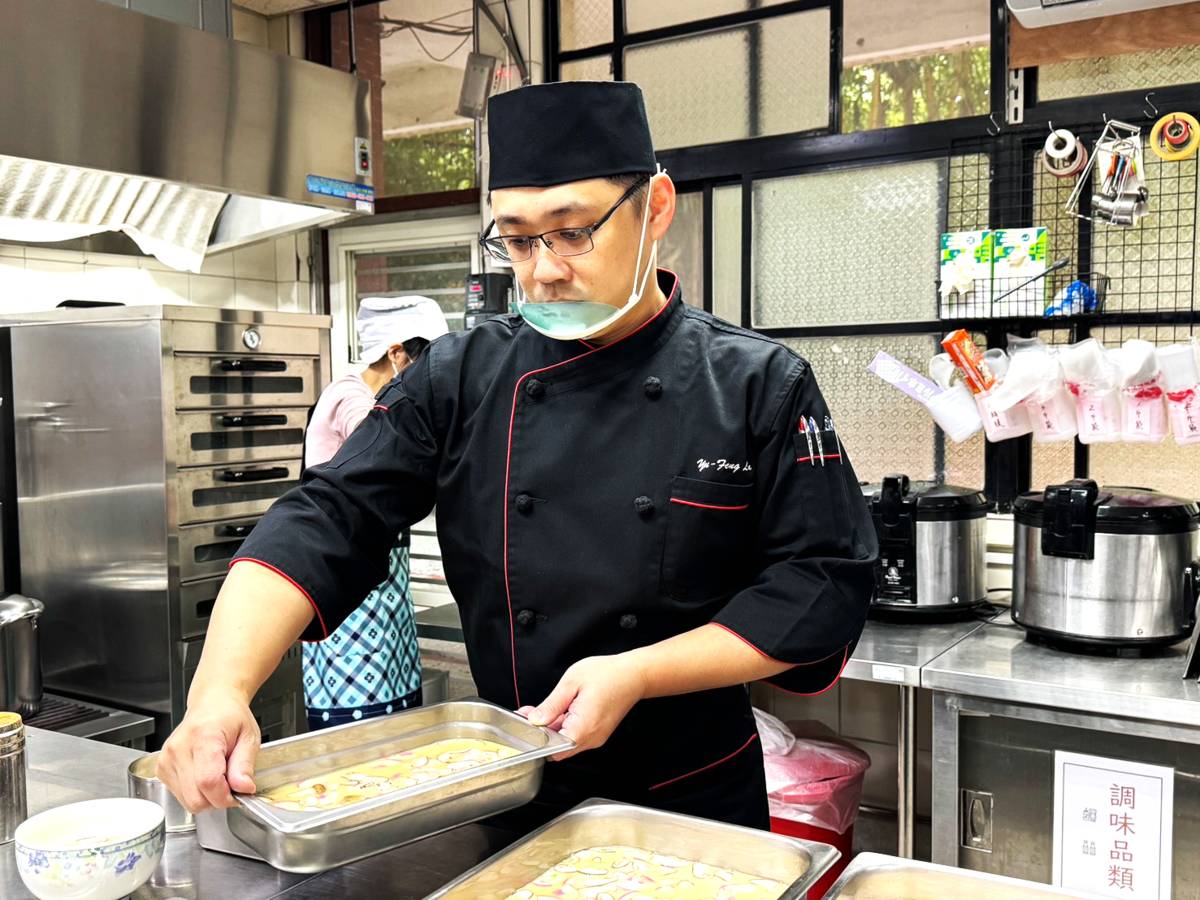 林育豐廚工準備多樣食材