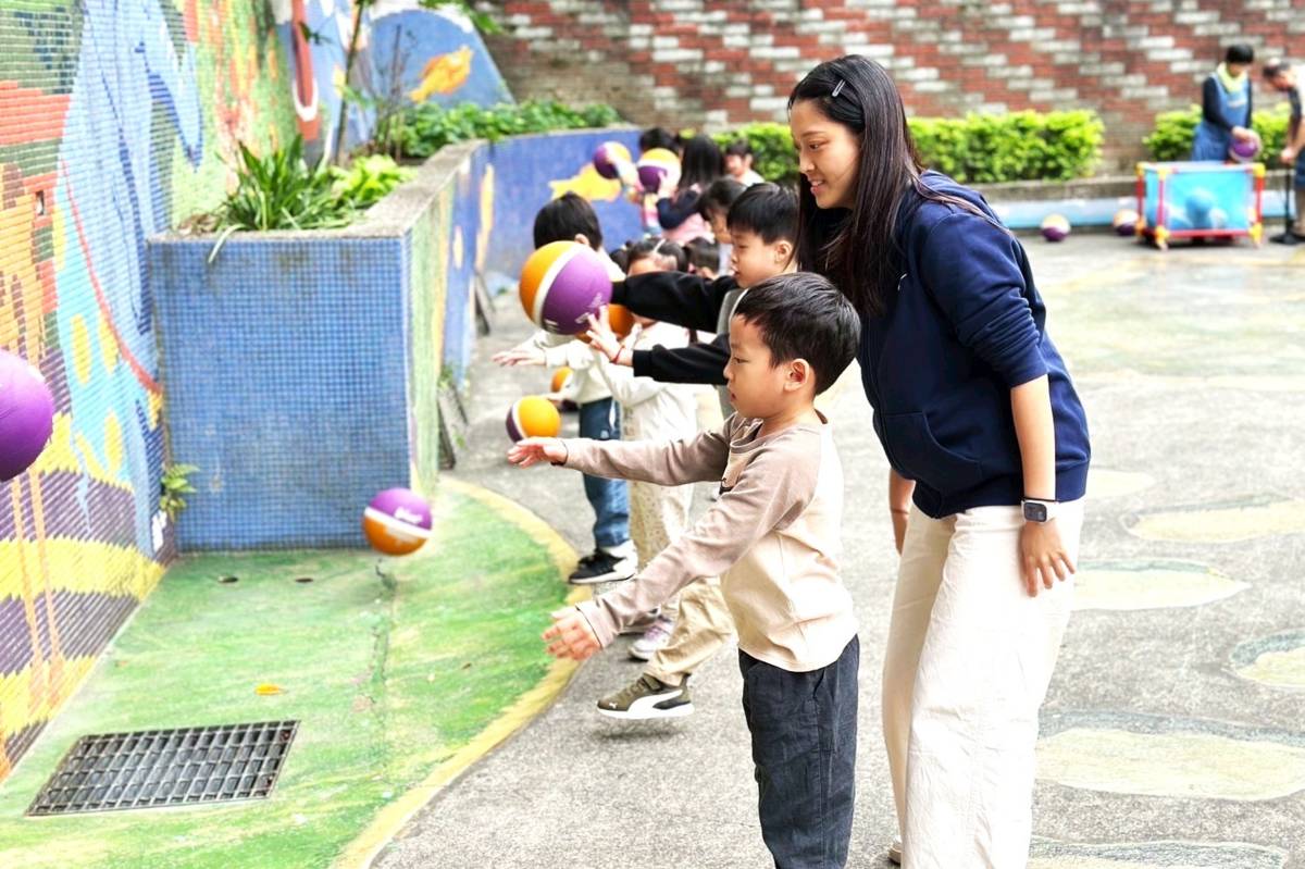 中和幼兒園林昀老師從孩子「學會放水壺」的日常進步中感受教育的成就