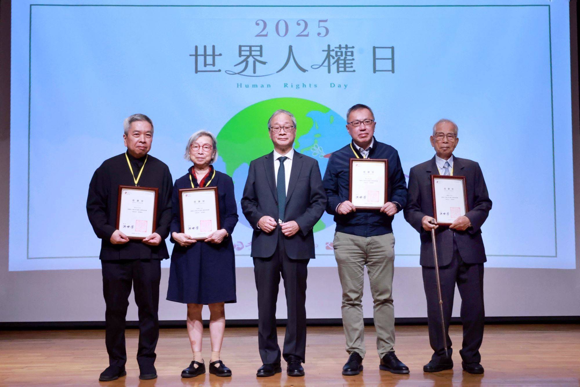 Minister of Culture Li Yuan presented certificates of appreciation for the donation of cultural relics from political victims and their family.