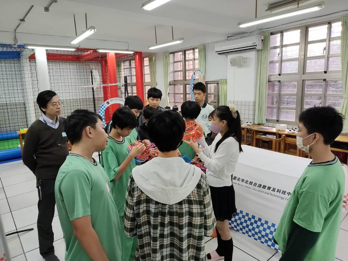 北投國中老師教導無人機飛行任務