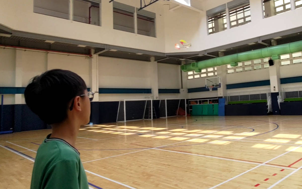 學生嘗試操控無人機室內飛行