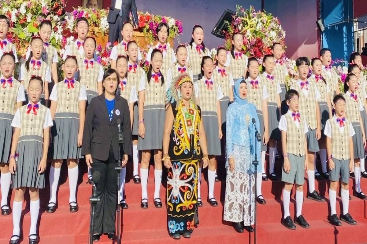 彰化大村國小在凱達格蘭大道上唱國歌