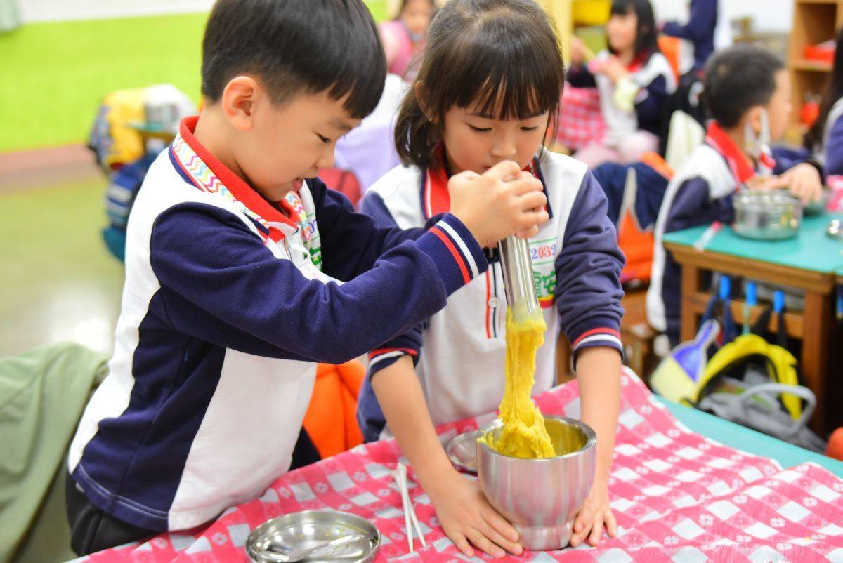 桃園市龍安國小學生體驗「搗小米」