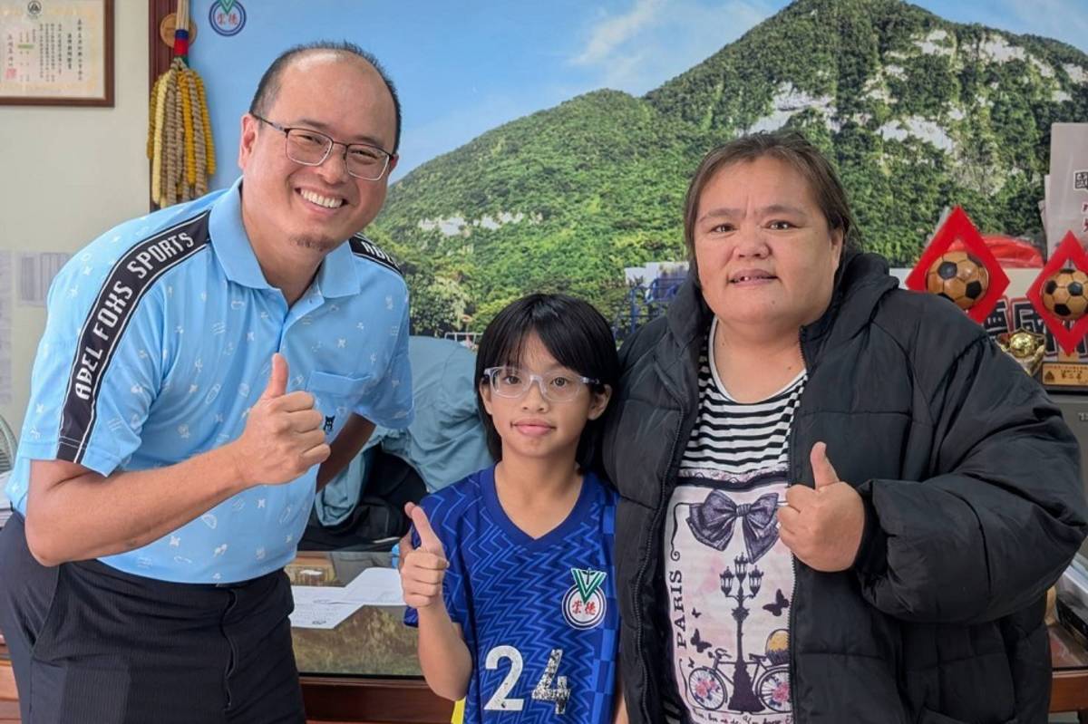 (左起)謝校長、Lubi、阿嬤