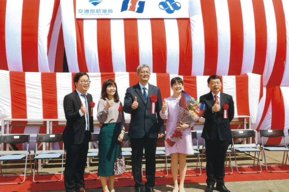 交通部航港局船舶組組長劉嘉洪（右一）出席澎湖輪下水典禮。（劉嘉洪提供）