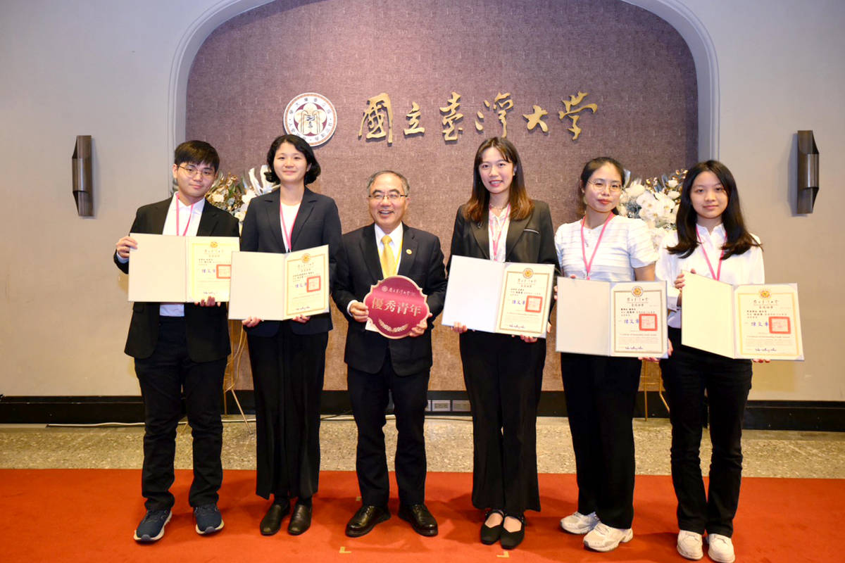 臺灣大學舉行「114學年度各類獎學金頒獎典禮」，校長陳文章與獲頒「優秀青年」獎項的同學們合照。(臺大提供)


