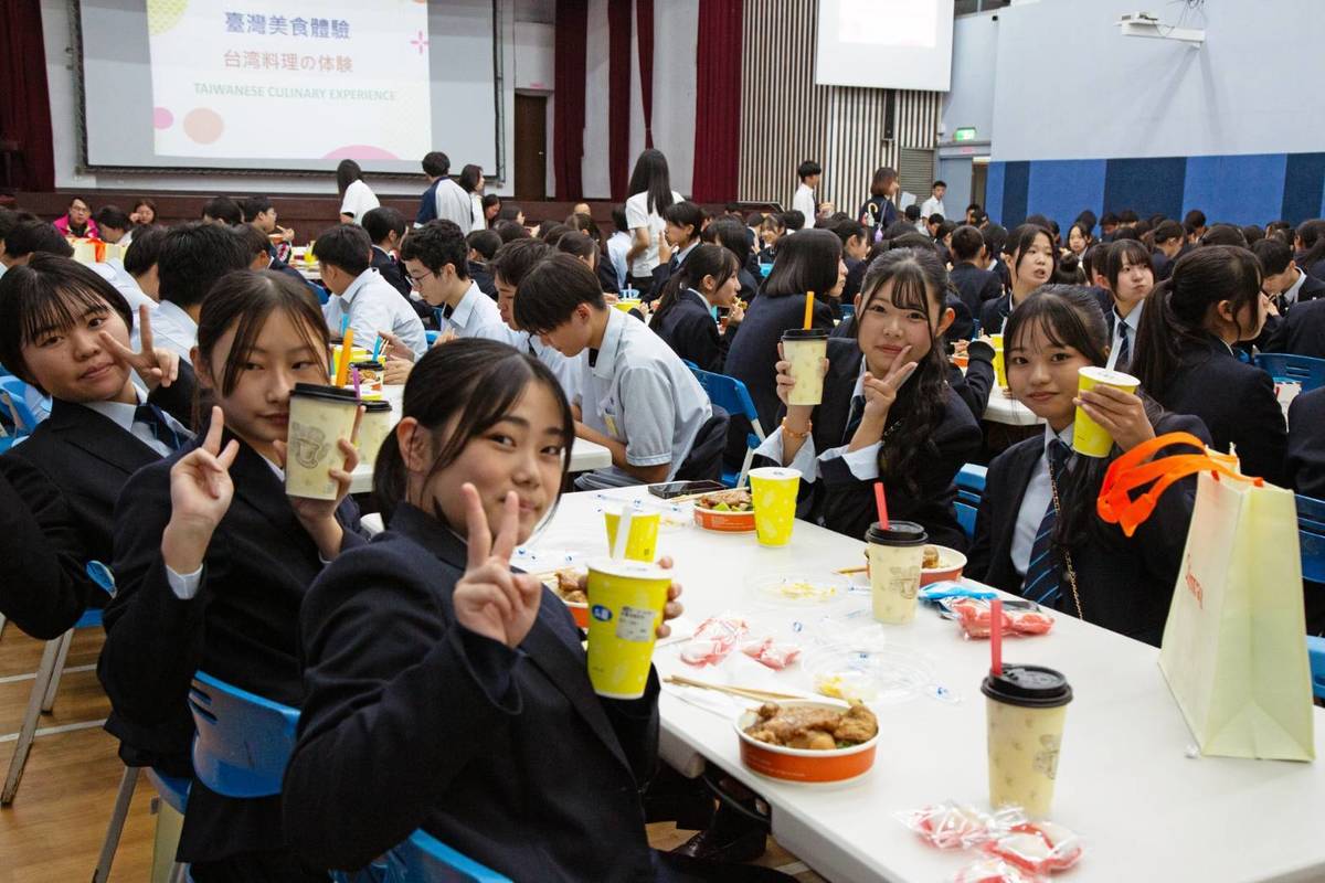 開南中學特別為大津高校師生準備臺鐵便當和珍珠奶茶