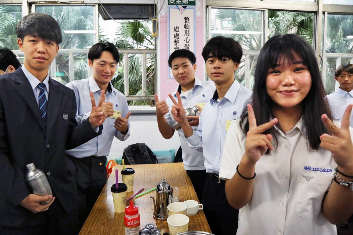 大津高校學生在餐飲科體驗珍珠奶茶DIY