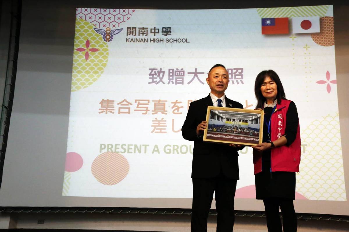 開南劉美慧校長(右)致贈兩校師生大合照給大津高校作為紀念