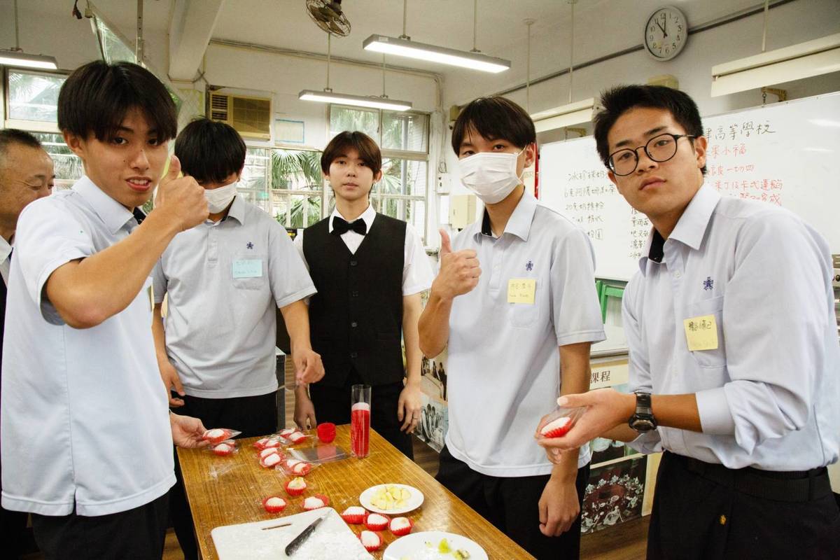 大津高校學生在餐飲科體驗「水果小福」製作