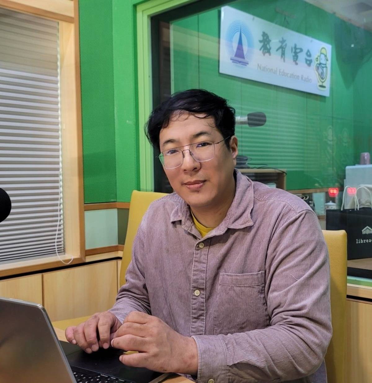 馮勃翰教授近來研究重心在「媒體和文化內容產業」，並透過Podcast，開啟跨界合作、產學研究。