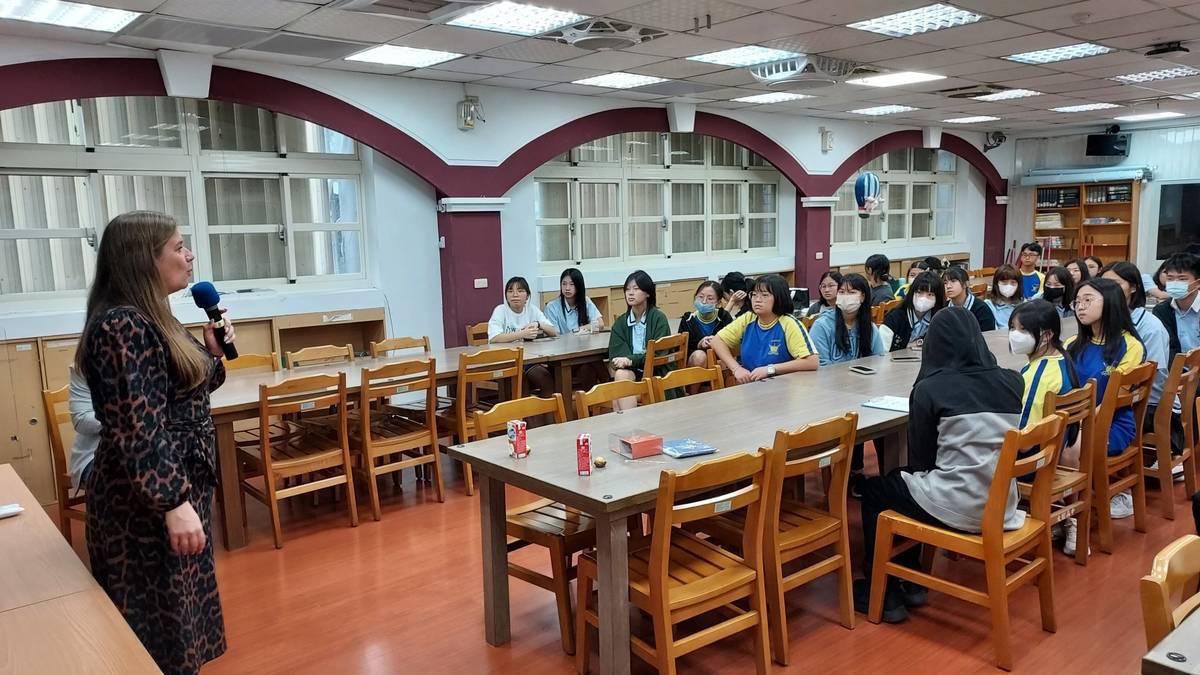 英國CCP城市學院師長(左)到大理高中與學生座談